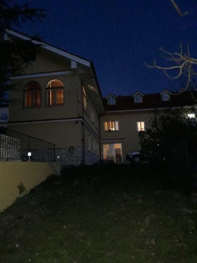 Villa Immersa Nel Verde LʼAquila Buitenkant foto